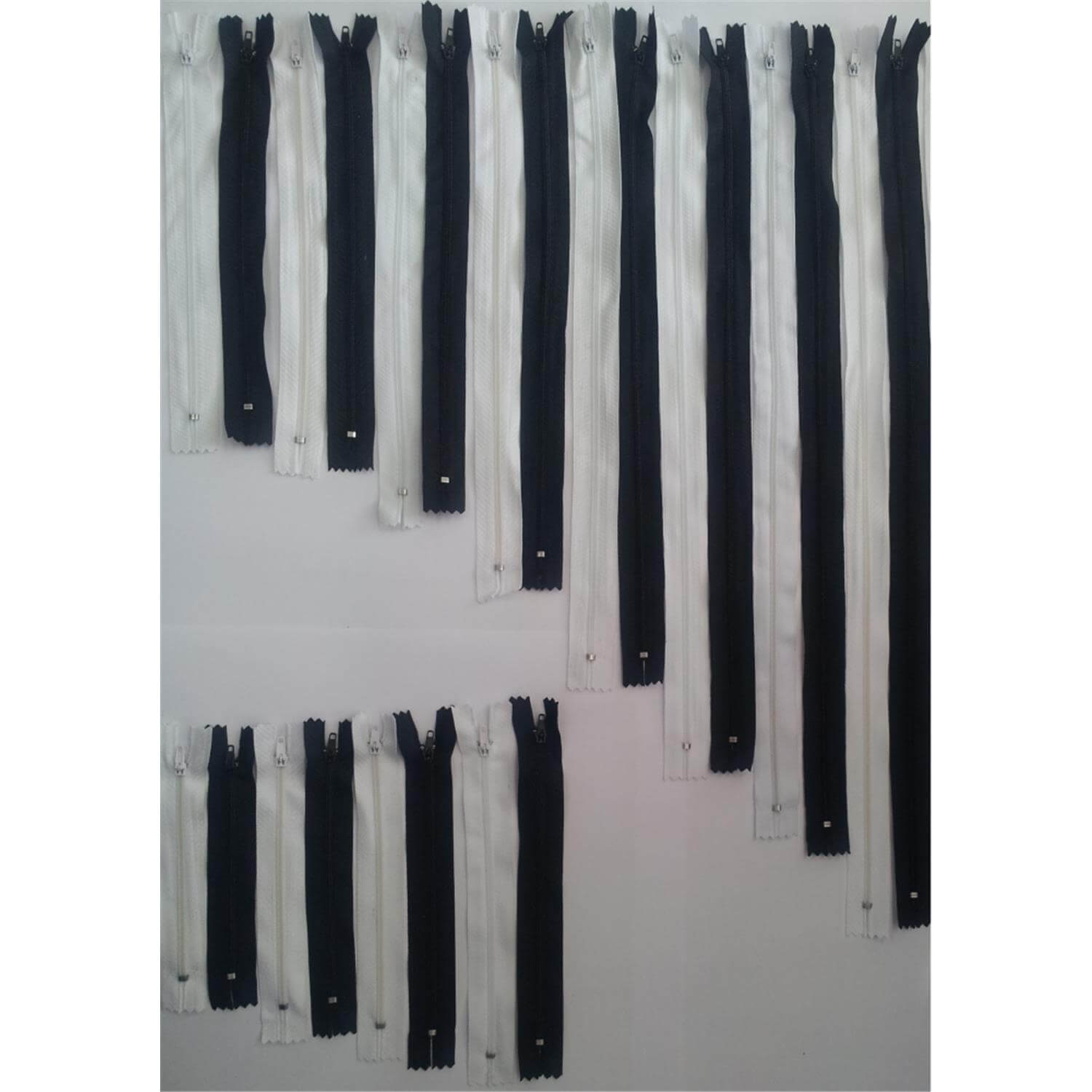 Reißverschlüsse sortiert (24 Stück), schwarz und weiß in 12 Längen